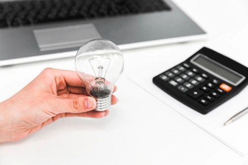 Documentación de un contrato energético sobre una mesa