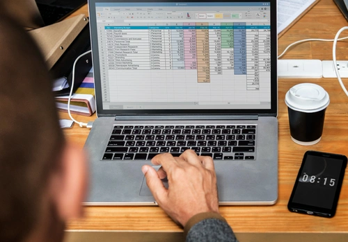 Mesa de trabajo con documentación de consumo energético